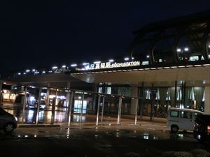 雨の高知駅