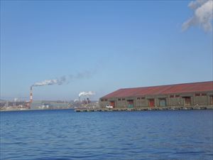 中央埠頭の倉庫と新日鉄の煙突