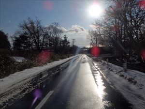 雪解けがまぶしい道路