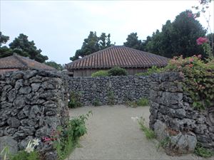 旧与那国家の入口にある 石垣でできた塀（奥の塀）