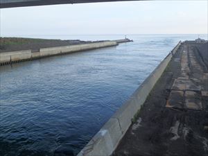 第2湖口のオホーツク海側 水の流れは速い