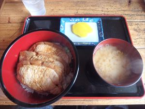 池田駅前の「よねくら」の豚丼 美味でした！