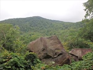 狩場山と大きな岩