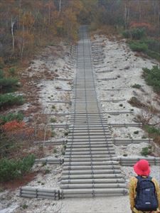 階段がきつい イワオヌプリの登山道