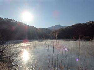 大湯沼と太陽