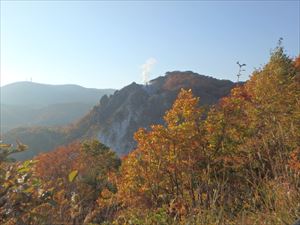 岩の上から噴煙