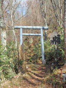 水神社入り口