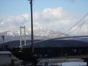 白鳥大橋と室蘭岳 今日は晴れている