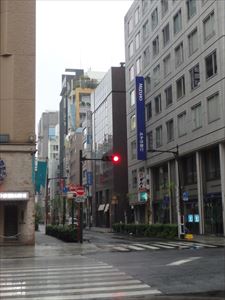 雨の銀座でランニング