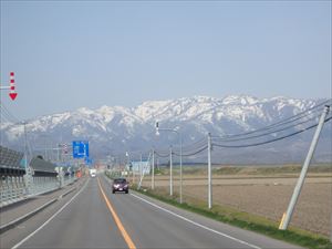 目に鮮やかな樺戸山地 浦臼山は718m