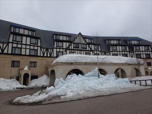 氷と雪が残るホテル前