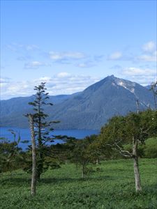 恵庭岳と支笏湖 自己責任で頂上まで 登山できるらしい うーむ　ちょっと怖い
