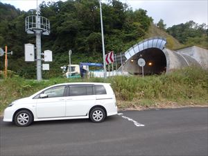 林道入り口は舗装だった 上は礼文華トンネル