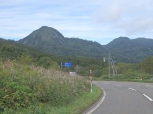 峠から山を眺める