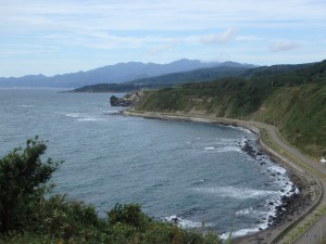 江差方面の きれいな海岸線 沖には奥尻島が見える また行ってみたい