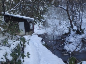 足湯へ向かう道 雪は深く 小屋から温泉が とうとうと流れている