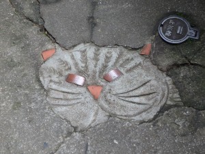 ユーモアたっぷりの 石畳の猫アート
