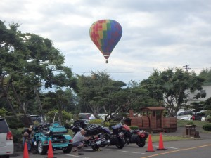 熱気球とバイクのおじさん達