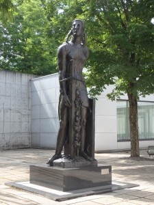 帯広美術館前のブロンズ像