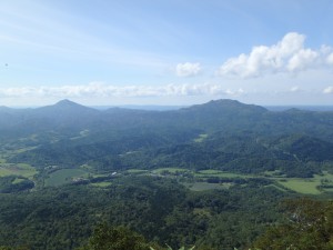 ペンケ山とパンケ山 奥は日本海だが見えず