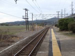 坐して、のんびりと 列車を待つ