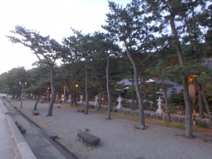 神社へと続く海岸の道