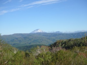 オロフレ峠からきれいな羊蹄山 右は尻別岳か