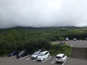 雲に隠れた十勝岳連峰