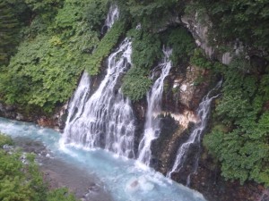 きれいな白ひげの滝 客は1人