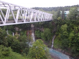 左奥が白ひげの滝