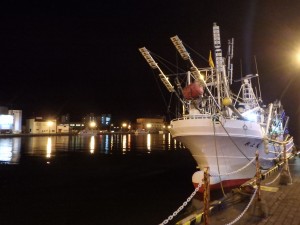 夜の釧路川と漁船