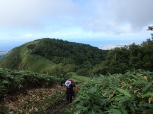 稜線上に登山道が続く