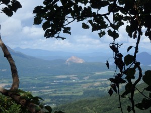 老いも若きも沢山登ってくる人気の山