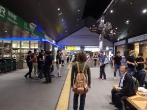 人が多い甲府駅
