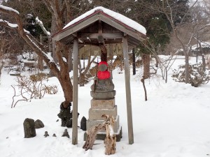 赤い帽子と前掛けが可愛い