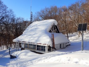 雪に包まれた山小屋