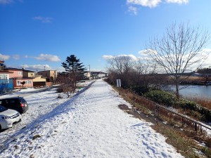 雪が積もる堤防