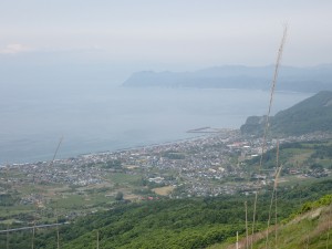 遠くは霞む