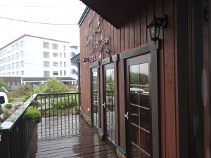 雨で空いていた