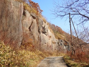 岩が見えてきた 