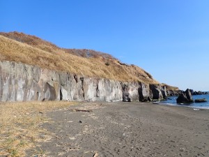 奥はアヨロ海岸へと 続く